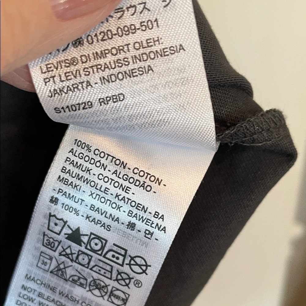 Levi Strauss Black Graphic T-Shirt - Picture 3 of 8
